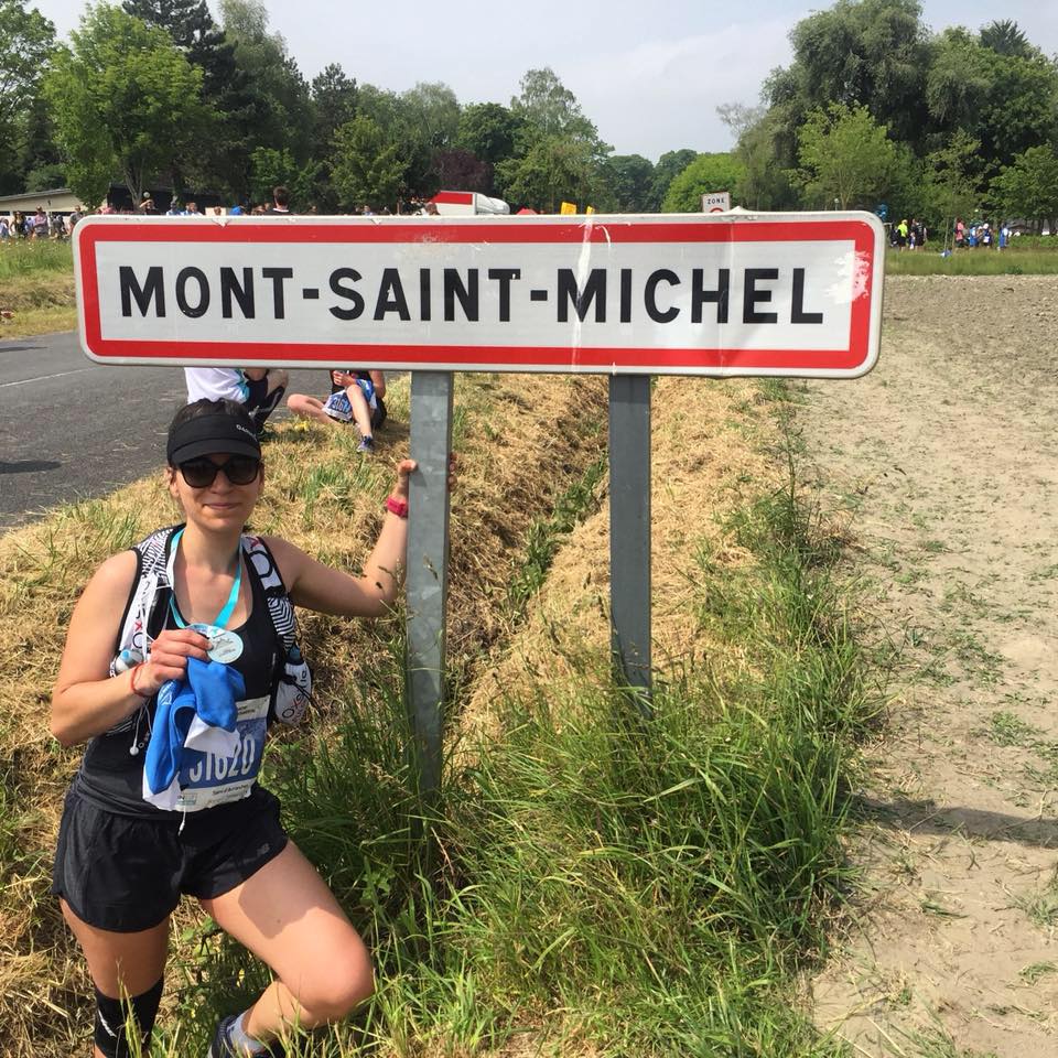 Mathilde à l'arrivée du semi-martahon du Mont Saint-Michel