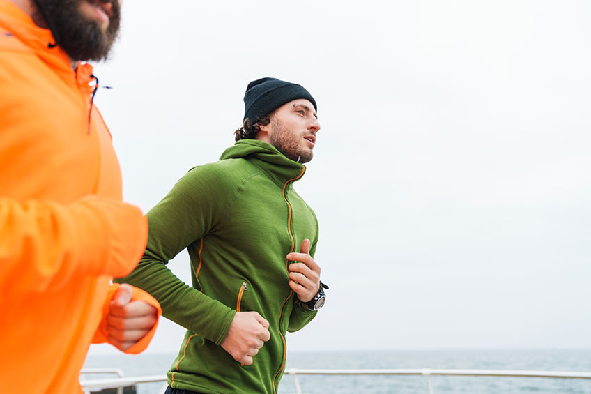 Deux jeunes sportifs jogging en plein air