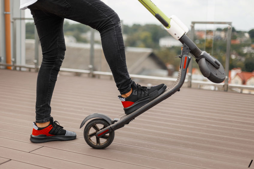 sneakers et trotinette